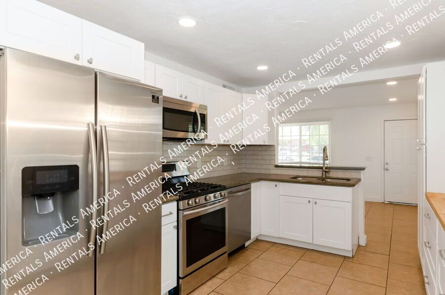 Spacious 3 bedroom 2 bath home near the University of Arizona property image