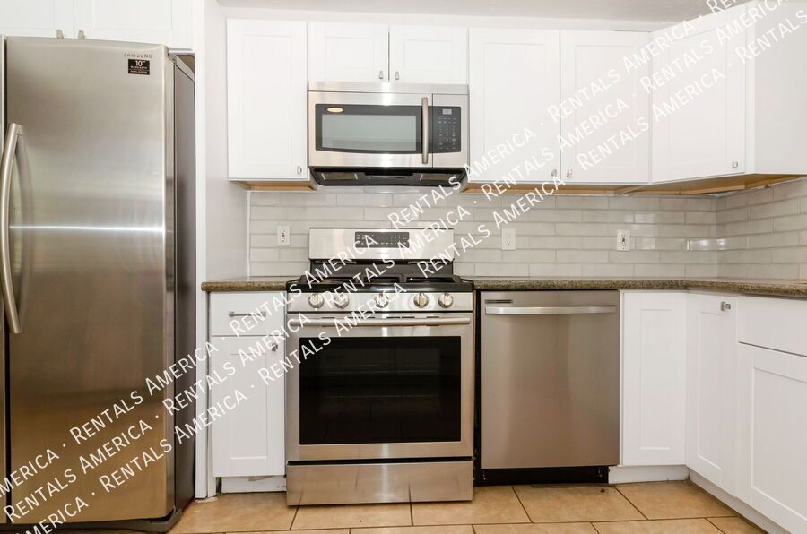 Spacious 3 bedroom 2 bath home near the University of Arizona property image