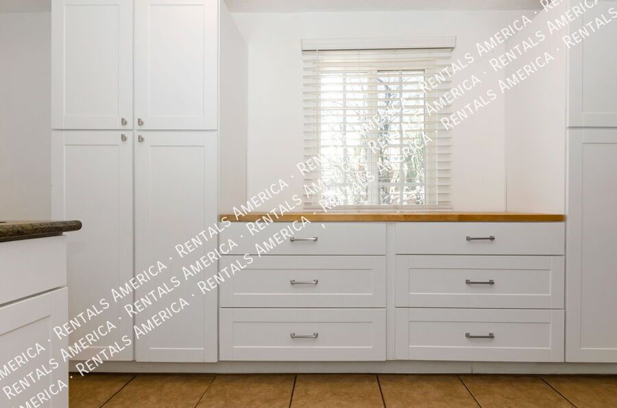 Spacious 3 bedroom 2 bath home near the University of Arizona property image
