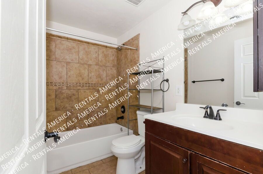 Spacious 3 bedroom 2 bath home near the University of Arizona property image
