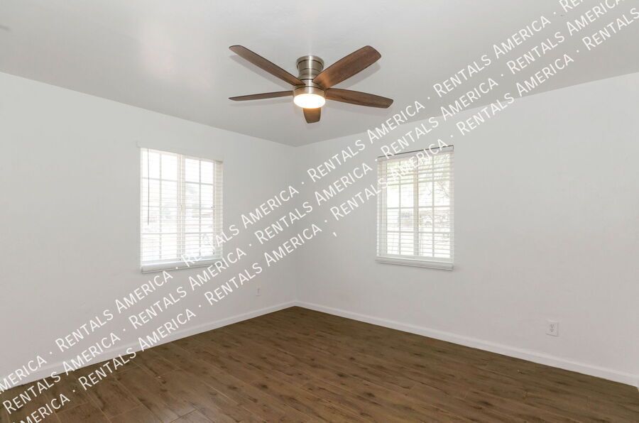 Spacious 3 bedroom 2 bath home near the University of Arizona property image
