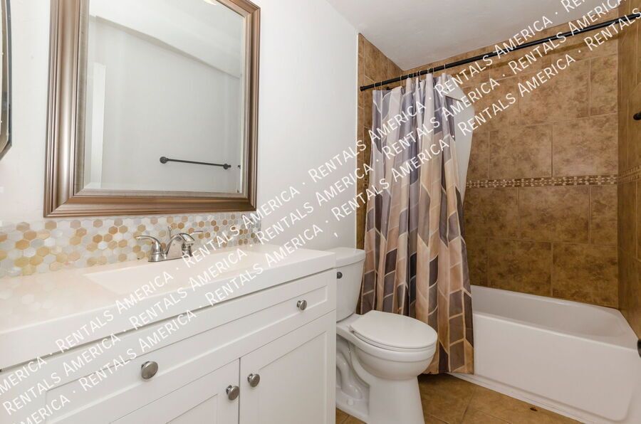 Spacious 3 bedroom 2 bath home near the University of Arizona property image