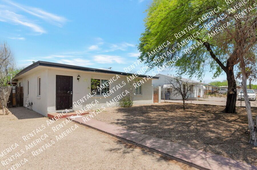 Spacious 3 bedroom 2 bath home near the University of Arizona property image
