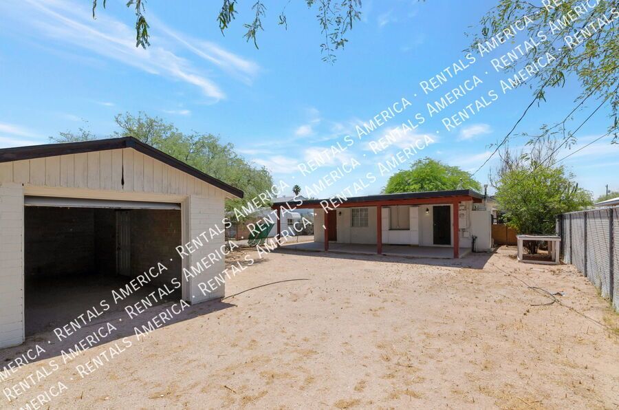 Spacious 3 bedroom 2 bath home near the University of Arizona property image