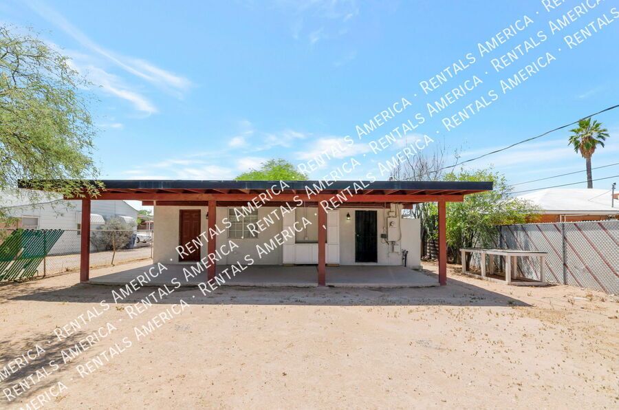 Spacious 3 bedroom 2 bath home near the University of Arizona property image