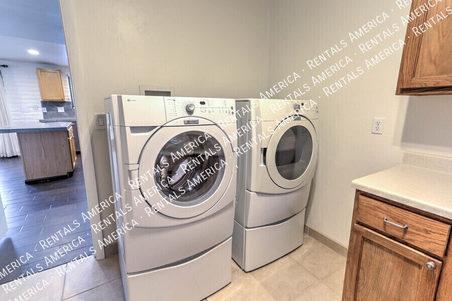 Beautiful 3/2 bedroom home with POOL property image
