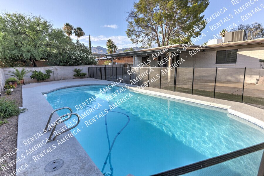 Beautiful 3/2 bedroom home with POOL property image