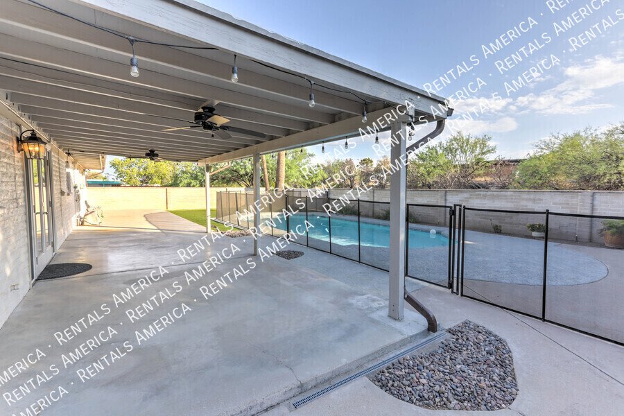 Beautiful 3/2 bedroom home with POOL property image
