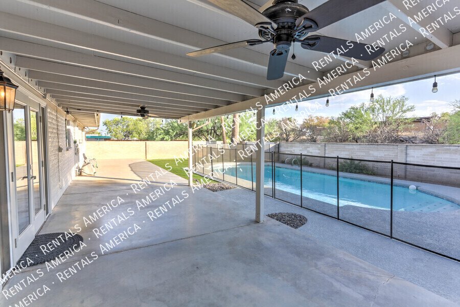 Beautiful 3/2 bedroom home with POOL property image