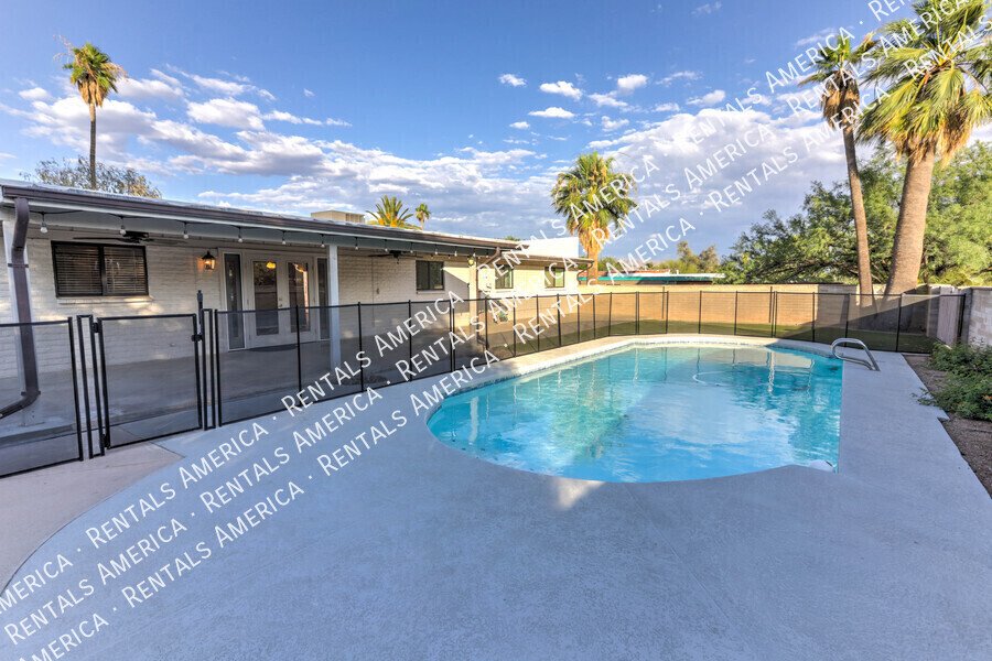 Beautiful 3/2 bedroom home with POOL property image