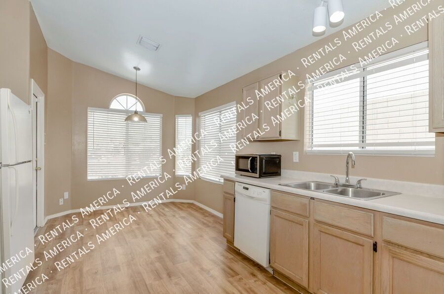 Fantastic 3 Bedroom, 2 Bath house with 2 car garage! property image