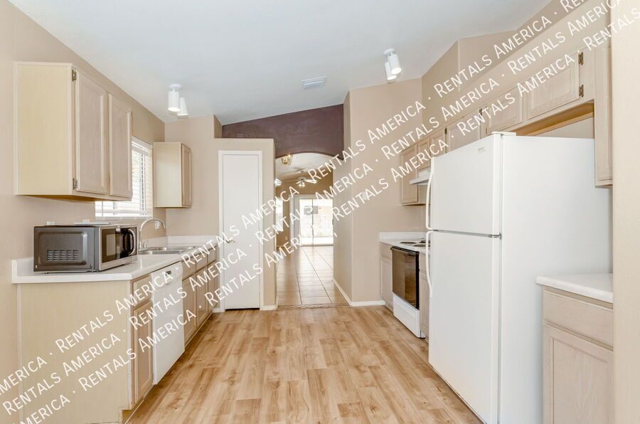Fantastic 3 Bedroom, 2 Bath house with 2 car garage! property image