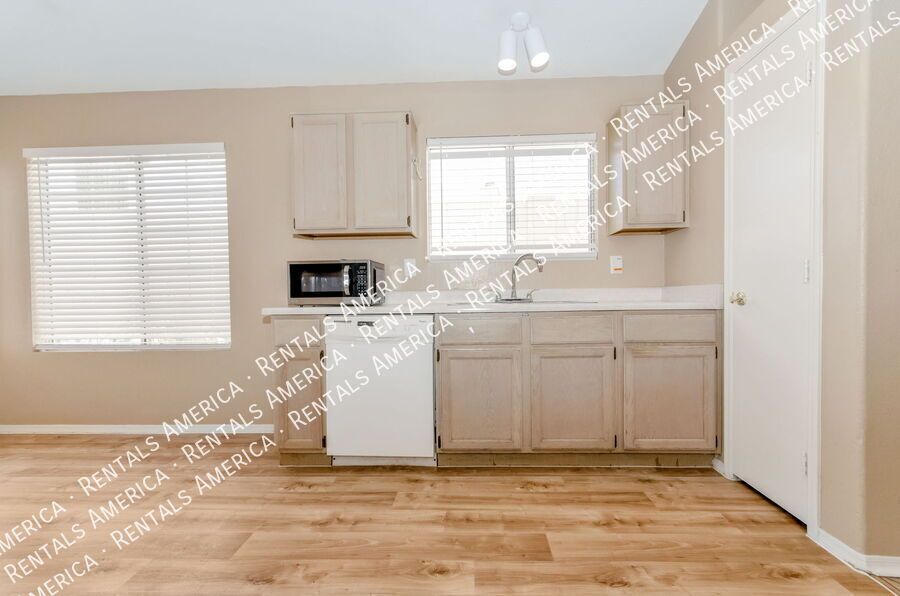 Fantastic 3 Bedroom, 2 Bath house with 2 car garage! property image