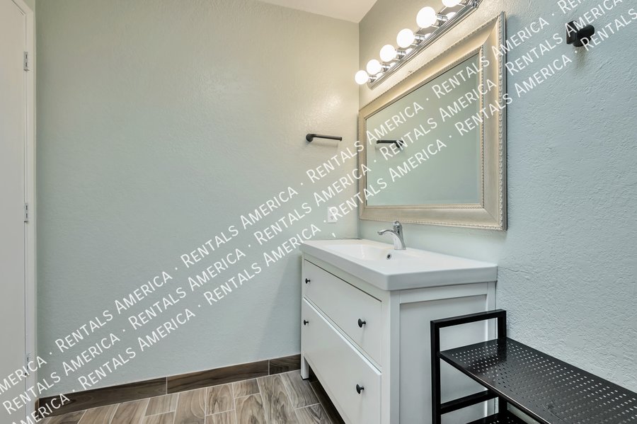 Fully Upgraded Midtown Home property image
