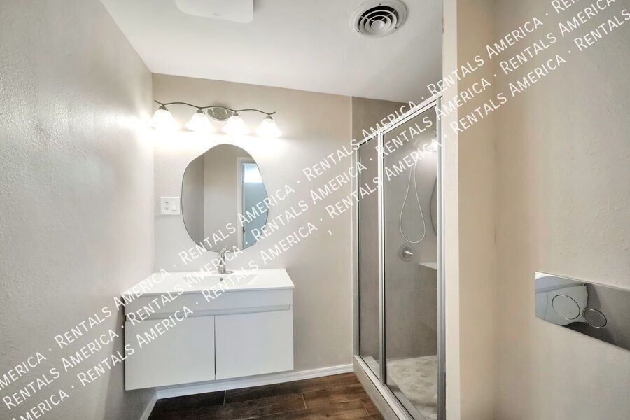 3 Bed/2 Bath with SOLAR and  huge backyard!! property image