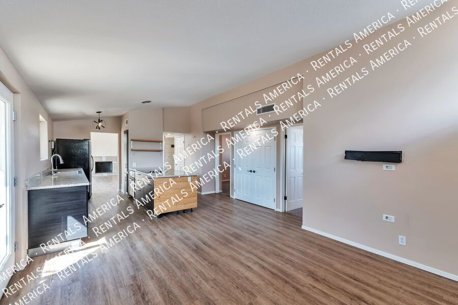 3 Bed/2 Bath with SOLAR and  huge backyard!! property image
