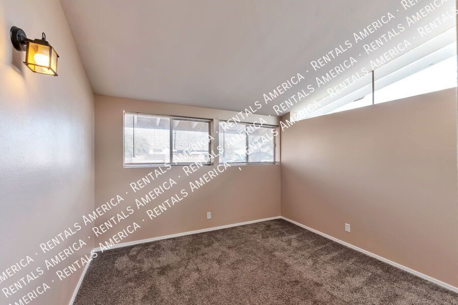 3 Bed/2 Bath with SOLAR and  huge backyard!! property image