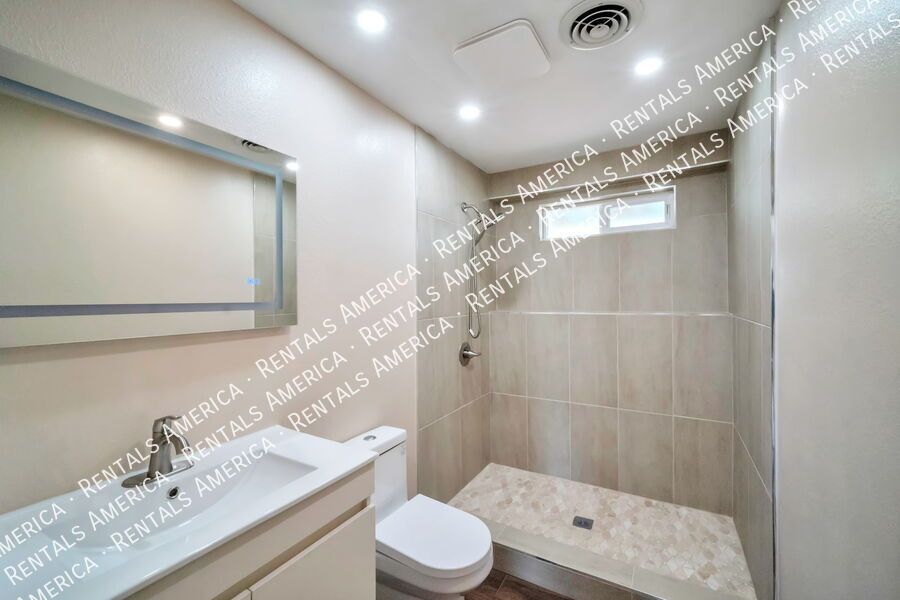 3 Bed/2 Bath with SOLAR and  huge backyard!! property image