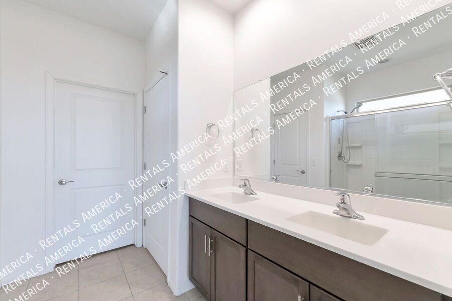 Stunning 4bdrm 3 bath home! property image
